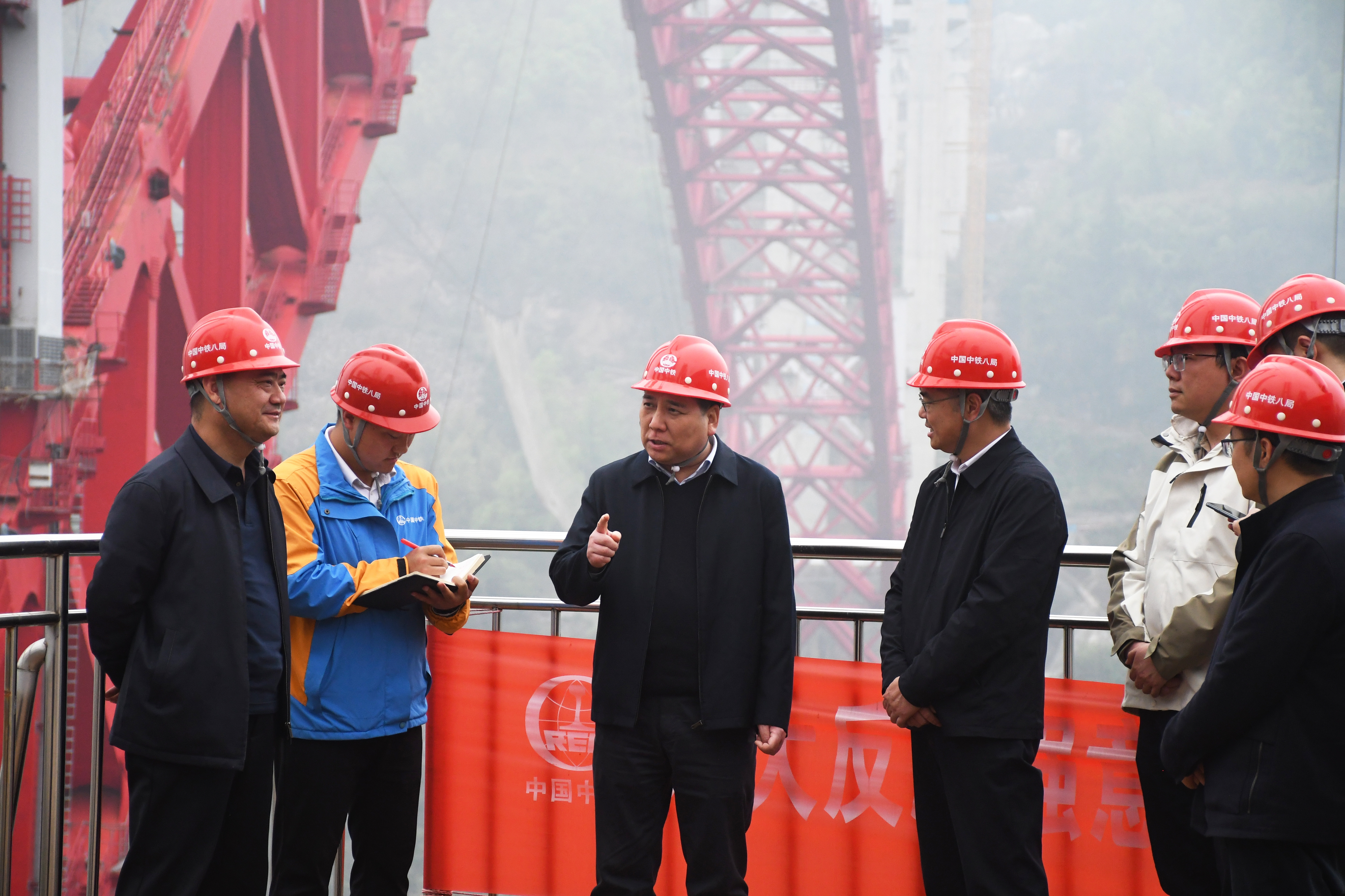 罗田郎到中铁八局成渝铁路改造2标项目部、武两高速公路项目部检查调研