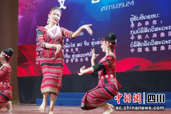 老挝占芭花之地艺术团表演的《藤椅舞蹈》